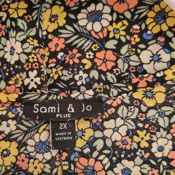 Sami And Jo Plus Size 2X Flower Cold Shoulder Top With Shark Bite Bottom - Picture 4 of 5